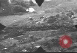 Standbild P-47s 19 Fighter Squadron Angriff japanische Stellungen Insel Tinian Marianen, 1944, aus Sekunde 24 historischem Filmmaterial Videoclip 65675047548