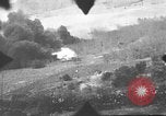 Standbild P-47s 19 Fighter Squadron Angriff japanische Stellungen Insel Tinian Marianen, 1944, aus Sekunde 25 historischem Filmmaterial Videoclip 65675047548