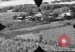 Standbild P-47s 19 Fighter Squadron Angriff japanische Stellungen Insel Tinian Marianen, 1944, aus Sekunde 26 historischem Filmmaterial Videoclip 65675047548