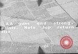 Standbild P-47s 19 Fighter Squadron Angriff japanische Stellungen Insel Tinian Marianen, 1944, aus Sekunde 30 historischem Filmmaterial Videoclip 65675047548