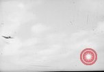 Standbild P-47s 19 Fighter Squadron Angriff japanische Stellungen Insel Tinian Marianen, 1944, aus Sekunde 36 historischem Filmmaterial Videoclip 65675047548