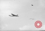 Standbild P-47s 19 Fighter Squadron Angriff japanische Stellungen Insel Tinian Marianen, 1944, aus Sekunde 39 historischem Filmmaterial Videoclip 65675047548