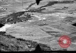 Standbild P-47s 19 Fighter Squadron Angriff japanische Stellungen Insel Tinian Marianen, 1944, aus Sekunde 40 historischem Filmmaterial Videoclip 65675047548