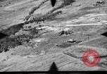 Standbild P-47s 19 Fighter Squadron Angriff japanische Stellungen Insel Tinian Marianen, 1944, aus Sekunde 43 historischem Filmmaterial Videoclip 65675047548