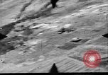Standbild P-47s 19 Fighter Squadron Angriff japanische Stellungen Insel Tinian Marianen, 1944, aus Sekunde 44 historischem Filmmaterial Videoclip 65675047548