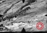 Standbild P-47s 19 Fighter Squadron Angriff japanische Stellungen Insel Tinian Marianen, 1944, aus Sekunde 47 historischem Filmmaterial Videoclip 65675047548