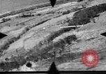 Standbild P-47s 19 Fighter Squadron Angriff japanische Stellungen Insel Tinian Marianen, 1944, aus Sekunde 48 historischem Filmmaterial Videoclip 65675047548