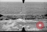 Standbild P-47s 19 Fighter Squadron Angriff japanische Stellungen Insel Tinian Marianen, 1944, aus Sekunde 55 historischem Filmmaterial Videoclip 65675047548