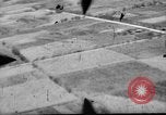 Standbild P-47s 19 Fighter Squadron Angriff japanische Stellungen Insel Tinian Marianen, 1944, aus Sekunde 57 historischem Filmmaterial Videoclip 65675047548
