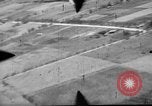 Standbild P-47s 19 Fighter Squadron Angriff japanische Stellungen Insel Tinian Marianen, 1944, aus Sekunde 58 historischem Filmmaterial Videoclip 65675047548
