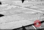 Standbild P-47s 19 Fighter Squadron Angriff japanische Stellungen Insel Tinian Marianen, 1944, aus Sekunde 59 historischem Filmmaterial Videoclip 65675047548