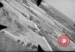 Standbild P-47s 19 Fighter Squadron Angriff japanische Stellungen Insel Tinian Marianen, 1944, aus Sekunde 60 historischem Filmmaterial Videoclip 65675047548