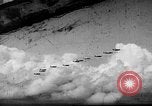 Standbild P-47s von 318 Fighter Group Rückkehr von Tinian raid Aslito Flugplatz Saipan Marianen, 1944, aus Sekunde 1 historischem Filmmaterial Videoclip 65675047552