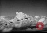 Standbild P-47s von 318 Fighter Group Rückkehr von Tinian raid Aslito Flugplatz Saipan Marianen, 1944, aus Sekunde 8 historischem Filmmaterial Videoclip 65675047552