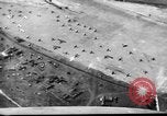 Standbild P-47s von 318 Fighter Group Rückkehr von Tinian raid Aslito Flugplatz Saipan Marianen, 1944, aus Sekunde 44 historischem Filmmaterial Videoclip 65675047552