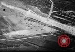 Standbild P-47s von 318 Fighter Group Rückkehr von Tinian raid Aslito Flugplatz Saipan Marianen, 1944, aus Sekunde 45 historischem Filmmaterial Videoclip 65675047552