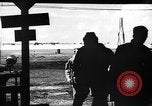 Standbild Piloten von 318 Fighter Group debrieft nach Mission Saipan Marianen, 1944, aus Sekunde 4 historischem Filmmaterial Videoclip 65675047554