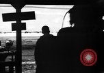 Standbild Piloten von 318 Fighter Group debrieft nach Mission Saipan Marianen, 1944, aus Sekunde 6 historischem Filmmaterial Videoclip 65675047554