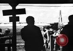 Standbild Piloten von 318 Fighter Group debrieft nach Mission Saipan Marianen, 1944, aus Sekunde 7 historischem Filmmaterial Videoclip 65675047554