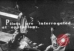 Standbild Piloten von 318 Fighter Group debrieft nach Mission Saipan Marianen, 1944, aus Sekunde 8 historischem Filmmaterial Videoclip 65675047554