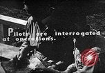 Standbild Piloten von 318 Fighter Group debrieft nach Mission Saipan Marianen, 1944, aus Sekunde 9 historischem Filmmaterial Videoclip 65675047554