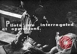 Standbild Piloten von 318 Fighter Group debrieft nach Mission Saipan Marianen, 1944, aus Sekunde 11 historischem Filmmaterial Videoclip 65675047554