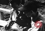Standbild Piloten von 318 Fighter Group debrieft nach Mission Saipan Marianen, 1944, aus Sekunde 12 historischem Filmmaterial Videoclip 65675047554