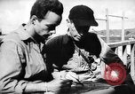 Standbild Piloten von 318 Fighter Group debrieft nach Mission Saipan Marianen, 1944, aus Sekunde 18 historischem Filmmaterial Videoclip 65675047554