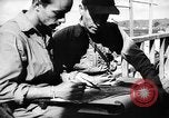 Standbild Piloten von 318 Fighter Group debrieft nach Mission Saipan Marianen, 1944, aus Sekunde 19 historischem Filmmaterial Videoclip 65675047554