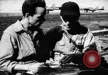 Standbild Piloten von 318 Fighter Group debrieft nach Mission Saipan Marianen, 1944, aus Sekunde 22 historischem Filmmaterial Videoclip 65675047554