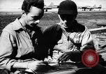 Standbild Piloten von 318 Fighter Group debrieft nach Mission Saipan Marianen, 1944, aus Sekunde 23 historischem Filmmaterial Videoclip 65675047554
