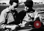 Standbild Piloten von 318 Fighter Group debrieft nach Mission Saipan Marianen, 1944, aus Sekunde 24 historischem Filmmaterial Videoclip 65675047554