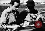 Standbild Piloten von 318 Fighter Group debrieft nach Mission Saipan Marianen, 1944, aus Sekunde 25 historischem Filmmaterial Videoclip 65675047554