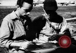 Standbild Piloten von 318 Fighter Group debrieft nach Mission Saipan Marianen, 1944, aus Sekunde 26 historischem Filmmaterial Videoclip 65675047554