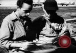 Standbild Piloten von 318 Fighter Group debrieft nach Mission Saipan Marianen, 1944, aus Sekunde 27 historischem Filmmaterial Videoclip 65675047554