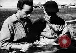 Standbild Piloten von 318 Fighter Group debrieft nach Mission Saipan Marianen, 1944, aus Sekunde 28 historischem Filmmaterial Videoclip 65675047554