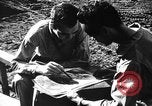 Standbild Piloten von 318 Fighter Group debrieft nach Mission Saipan Marianen, 1944, aus Sekunde 30 historischem Filmmaterial Videoclip 65675047554