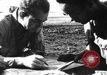 Standbild Piloten von 318 Fighter Group debrieft nach Mission Saipan Marianen, 1944, aus Sekunde 32 historischem Filmmaterial Videoclip 65675047554