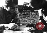 Standbild Piloten von 318 Fighter Group debrieft nach Mission Saipan Marianen, 1944, aus Sekunde 33 historischem Filmmaterial Videoclip 65675047554