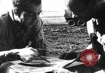 Standbild Piloten von 318 Fighter Group debrieft nach Mission Saipan Marianen, 1944, aus Sekunde 34 historischem Filmmaterial Videoclip 65675047554