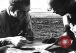 Standbild Piloten von 318 Fighter Group debrieft nach Mission Saipan Marianen, 1944, aus Sekunde 35 historischem Filmmaterial Videoclip 65675047554