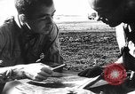 Standbild Piloten von 318 Fighter Group debrieft nach Mission Saipan Marianen, 1944, aus Sekunde 36 historischem Filmmaterial Videoclip 65675047554