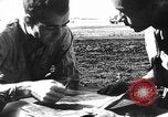 Standbild Piloten von 318 Fighter Group debrieft nach Mission Saipan Marianen, 1944, aus Sekunde 37 historischem Filmmaterial Videoclip 65675047554