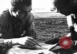Standbild Piloten von 318 Fighter Group debrieft nach Mission Saipan Marianen, 1944, aus Sekunde 38 historischem Filmmaterial Videoclip 65675047554