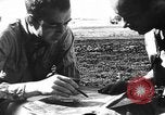 Standbild Piloten von 318 Fighter Group debrieft nach Mission Saipan Marianen, 1944, aus Sekunde 39 historischem Filmmaterial Videoclip 65675047554