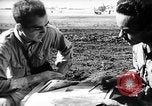 Standbild Piloten von 318 Fighter Group debrieft nach Mission Saipan Marianen, 1944, aus Sekunde 40 historischem Filmmaterial Videoclip 65675047554