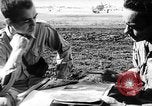 Standbild Piloten von 318 Fighter Group debrieft nach Mission Saipan Marianen, 1944, aus Sekunde 41 historischem Filmmaterial Videoclip 65675047554