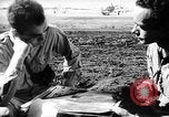Standbild Piloten von 318 Fighter Group debrieft nach Mission Saipan Marianen, 1944, aus Sekunde 42 historischem Filmmaterial Videoclip 65675047554