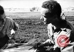 Standbild Piloten von 318 Fighter Group debrieft nach Mission Saipan Marianen, 1944, aus Sekunde 44 historischem Filmmaterial Videoclip 65675047554