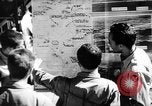 Standbild Piloten von 318 Fighter Group debrieft nach Mission Saipan Marianen, 1944, aus Sekunde 45 historischem Filmmaterial Videoclip 65675047554